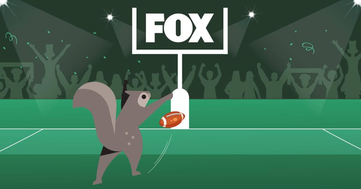 FOX の看板の下でアメリカンフットボールをするリス