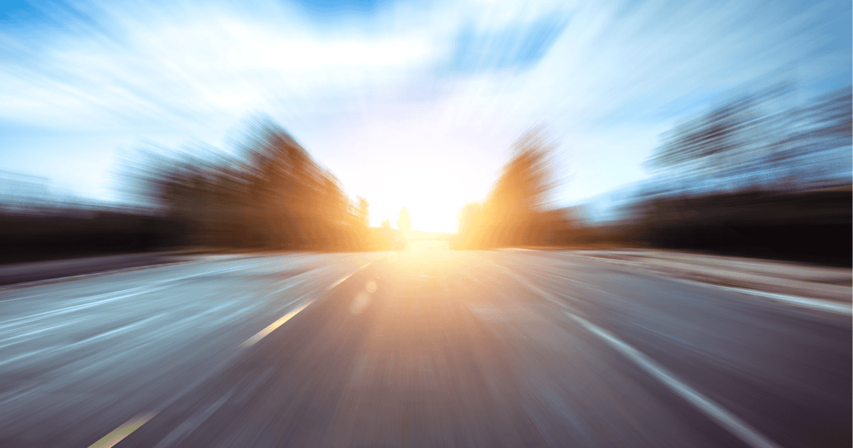 太陽に向かって延びる道路と流れるような景色